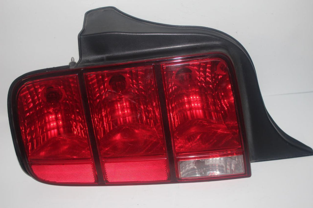 2005-2009 FORD MUSTANG DRIVER LEFT SIDE REAR TAIL LIGHT 27594 - BIGGSMOTORING.COM